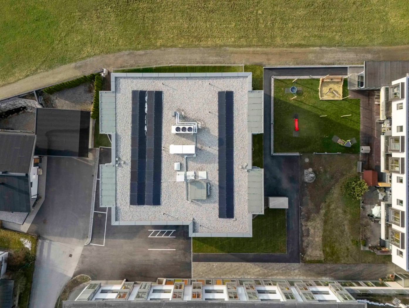 PV-Anlage und Klimatechnik auf einem Hausdach geplant vom Planungsbüro Lusser. PV-Anlage und Klimatechnik auf einem Hausdach geplant vom Planungsbüro Lusser.