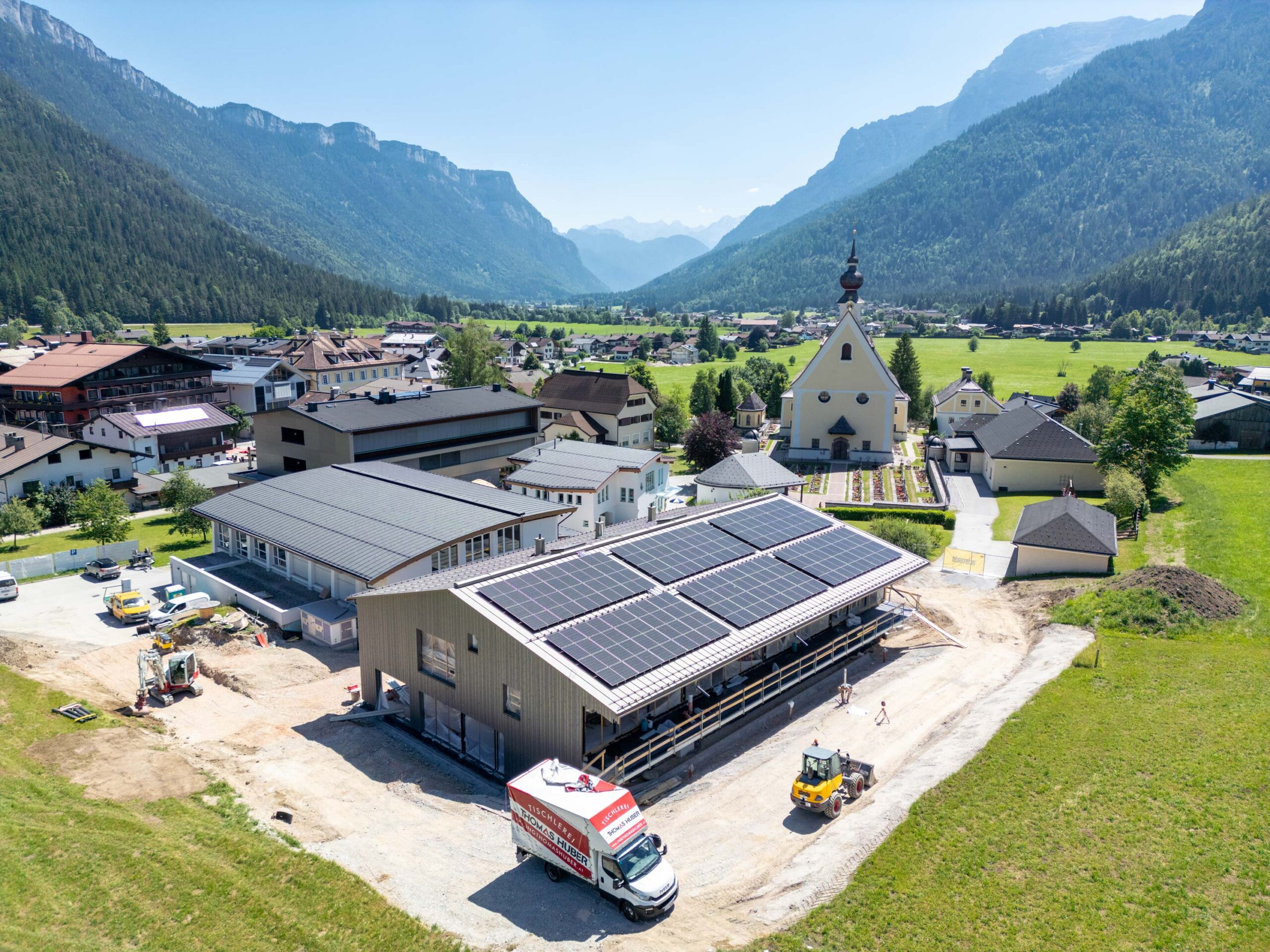 Der Kindergarten in Waidring mit einer PV-Anlage geplant vom Planungsbüro Lusser. Der Kindergarten in Waidring mit einer PV-Anlage geplant vom Planungsbüro Lusser.