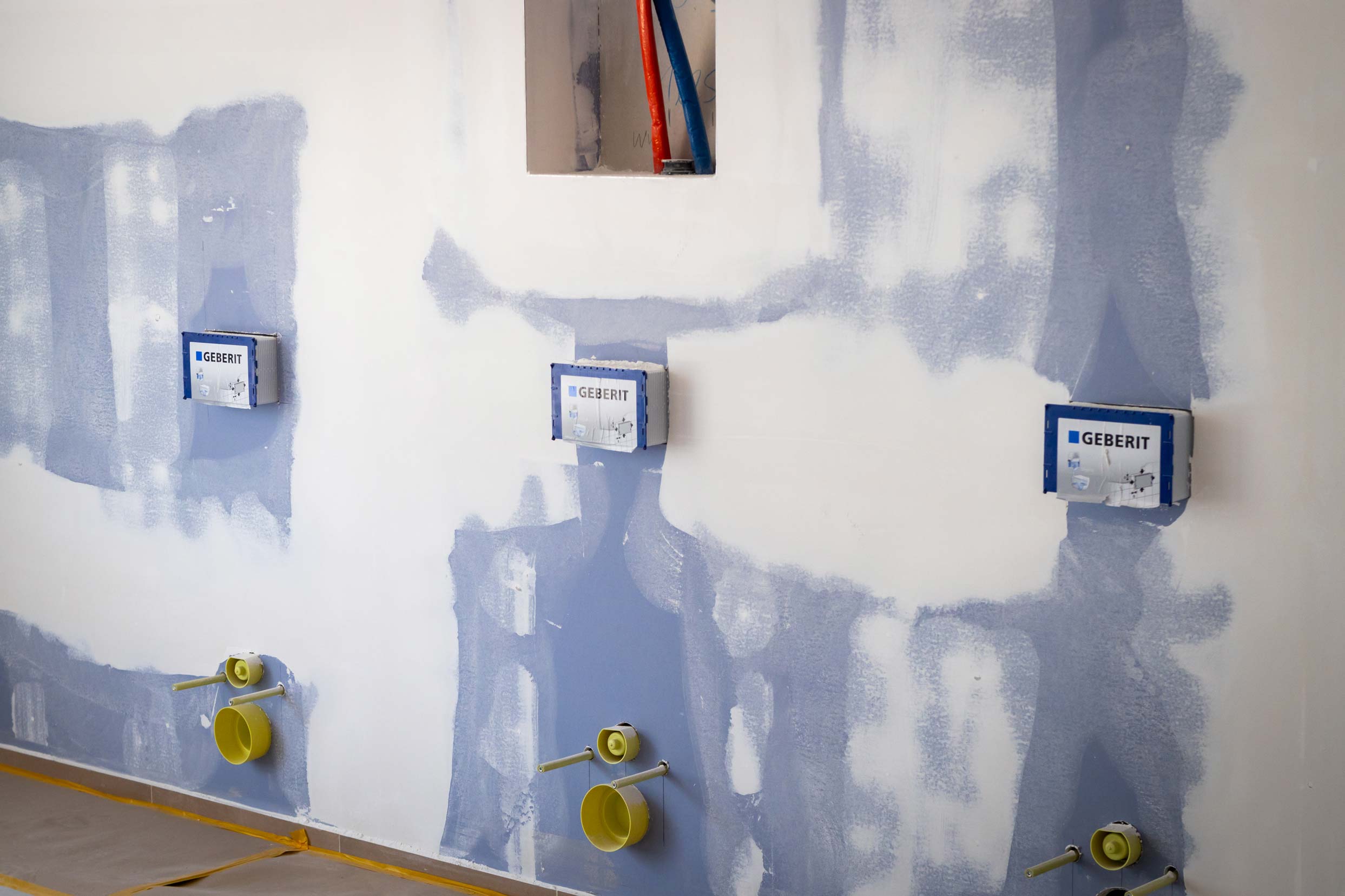 Die WC-Anlage in Arbeit in einem Kindergarten in Tirol geplant vom Planungsbüro Lusser. Die WC-Anlage in Arbeit in einem Kindergarten in Tirol geplant vom Planungsbüro Lusser.